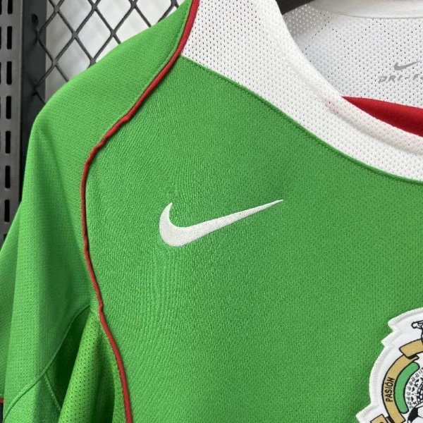 2025102311382072-f889413483a837033417613286377067-1024-1024 Camisa Retrô Clássica Seleção México Home 2004 Nike Total 90 - Imagem 4