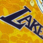 Camiseta Regata NBA Los Angeles Lakers BAPE Mitchell & Ness Amarelo 1996/97 - Imagem 3