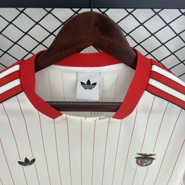 2d38ad37-ec82b8d48dec29ee2f17531332421393-1024-1024 Camisa Benfica Terrace Icons Unissex 2025 Bege Adidas - Imagem 2