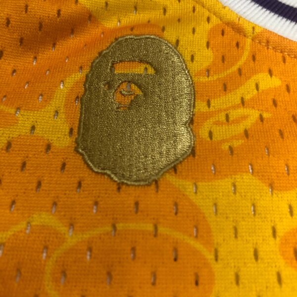 49b6fa8f Camiseta Regata NBA Los Angeles Lakers BAPE Mitchell & Ness Amarelo 1996/97 - Imagem 8