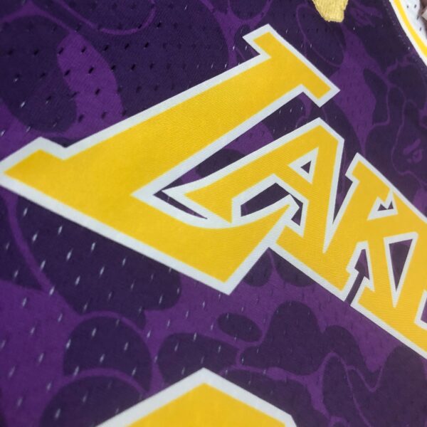 66c0db93 Camiseta Regata NBA Los Angeles Lakers BAPE Mitchell & Ness Roxo 1993 - Imagem 3