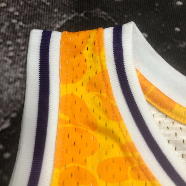 702a6796 Camiseta Regata NBA Los Angeles Lakers BAPE Mitchell & Ness Amarelo 1996/97 - Imagem 11