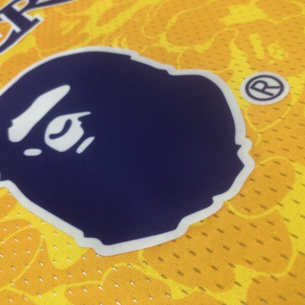 7a97dadb Camiseta Regata NBA Los Angeles Lakers BAPE Mitchell & Ness Amarelo 1996/97 - Imagem 6