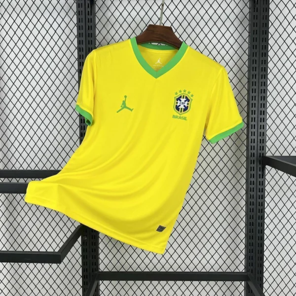 8478a2df-fef12084f95bb19ee117472396823695-1024-1024 Camisa Brasil Seleção Brasileira Concept Home Versão Torcedor Masculina Amarela 25/2026 Jordan - Imagem 1