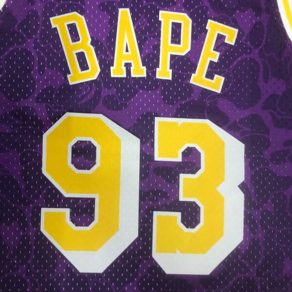 8e5ac4ca Camiseta Regata NBA Los Angeles Lakers BAPE Mitchell & Ness Roxo 1993 - Imagem 15