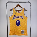 Camiseta Regata NBA Los Angeles Lakers BAPE Mitchell & Ness Amarelo 1996/97