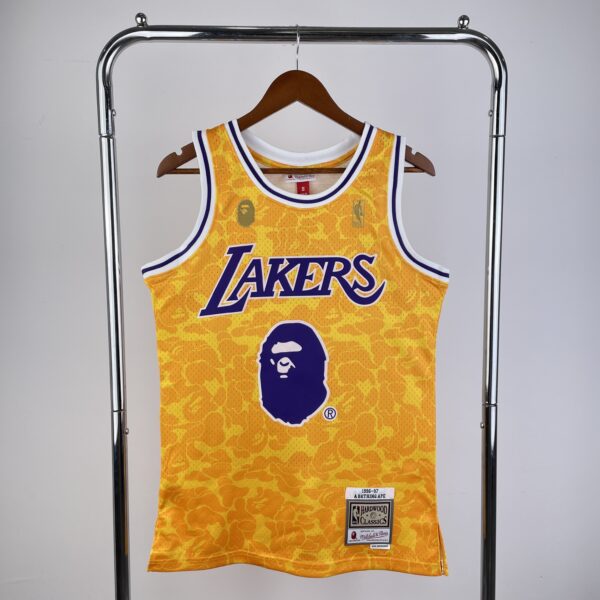 8ecb276d Camiseta Regata NBA Los Angeles Lakers BAPE Mitchell & Ness Amarelo 1996/97 - Imagem 1