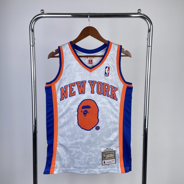 9e304b9b Camiseta Regata NBA New York Knicks BAPE Mitchell & Ness Branca 1998/99 - Imagem 1