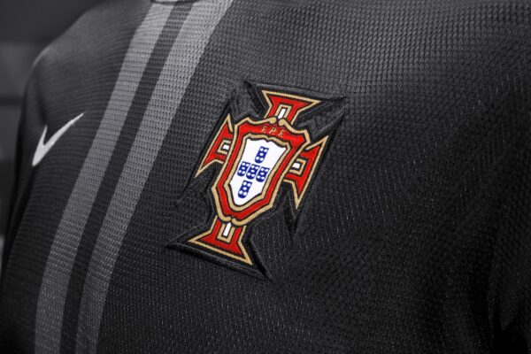 Camisa Retrô Clássica Seleção Portugal Away 2013 Preta Nike - Imagem 3
