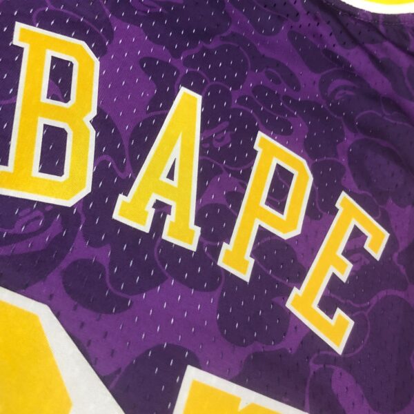 a61eee94 Camiseta Regata NBA Los Angeles Lakers BAPE Mitchell & Ness Roxo 1993 - Imagem 12