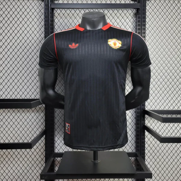 camisa-do-manchester-united-adidas-2025-2026-terrace-icons-preta-jogador-masculina-homem-profissional-original-oficial-comprar-loja-online-frete-grati-1-d79e6597c236369f6017462115365340-1024-1024 Camisa Manchester United Terrace Icons Unissex 2025 Preta Adidas - Imagem 1