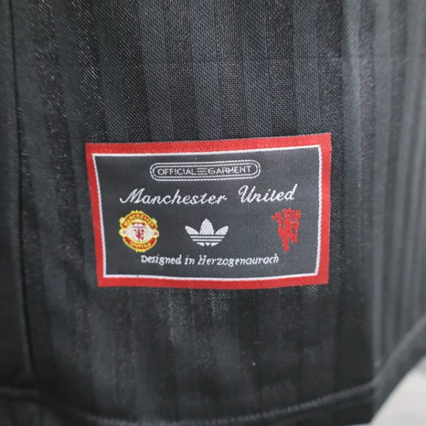 camisa-do-manchester-united-adidas-2025-2026-terrace-icons-preta-jogador-masculina-homem-profissional-original-oficial-comprar-loja-online-frete-grati-4-b06ff4ae696d31585617462115363629-1024-1024 Camisa Manchester United Terrace Icons Unissex 2025 Preta Adidas - Imagem 3