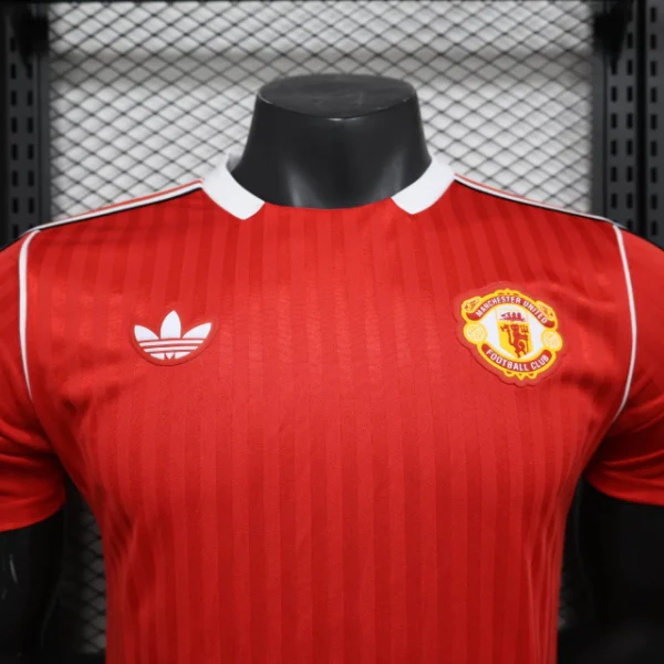 camisa-do-manchester-united-adidas-2025-2026-terrace-icons-vermelha-jogador-masculina-homem-profissional-original-oficial-comprar-loja-online-frete-grati-3-468c4dd5bcba1b8aff17462115492165-1024-1024 Camisa Manchester United Terrace Icons Unissex 2025 Velmelha Adidas - Imagem 2