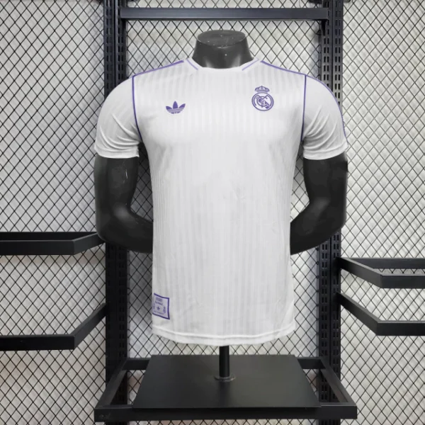 camisa-do-real-madrid-adidas-2025-2026-terrace-icons-roxa-branca-jogador-masculina-homem-profissional-original-oficial-comprar-loja-online-frete-gratis-1-2a070f86d21dcf36b517483710818867-1024-1024 Camisa Real Madrid Terrace Icons Unissex 2025 Branca Adidas - Imagem 1