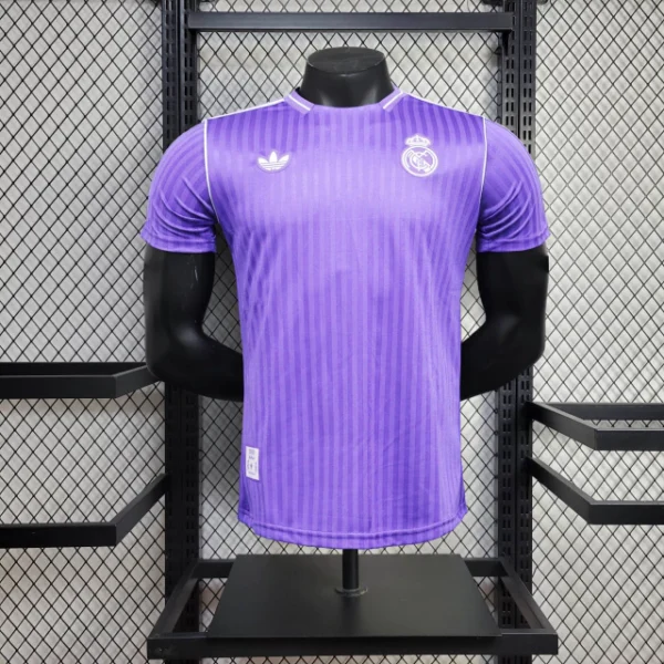 camisa-do-real-madrid-adidas-2025-2026-terrace-icons-roxa-violeta-jogador-masculina-homem-profissional-original-oficial-comprar-loja-online-frete-gratis-1-9dc2b511112706af0f17483711224637-1024-1024 Camisa Real Madrid Terrace Icons Unissex 2025 Roxa Adidas - Imagem 1