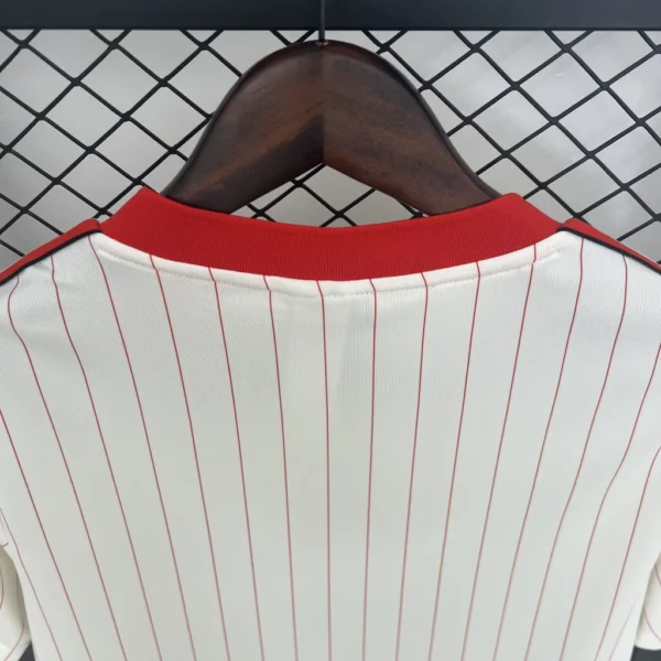 ce4c0f15-88f692dddc2cd4bb5117531332423162-1024-1024 Camisa Benfica Terrace Icons Unissex 2025 Bege Adidas - Imagem 8