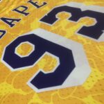 Camiseta Regata NBA Los Angeles Lakers BAPE Mitchell & Ness Amarelo 1996/97 - Imagem 17