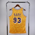 Camiseta Regata NBA Los Angeles Lakers BAPE Mitchell & Ness Amarelo 1996/97 - Imagem 13