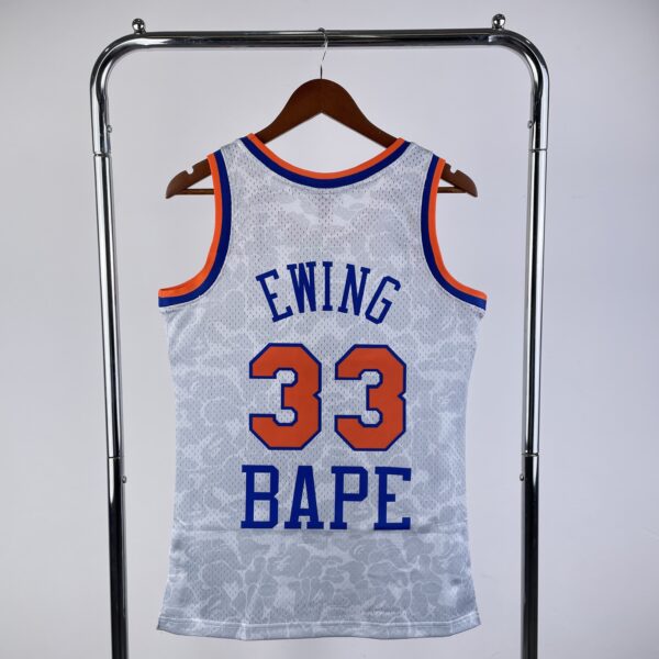 df6b845c Camiseta Regata NBA New York Knicks BAPE 33 Patrick Ewing Mitchell & Ness Branca 1991/92 - Imagem 2