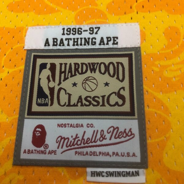 e37bef8e Camiseta Regata NBA Los Angeles Lakers BAPE Mitchell & Ness Amarelo 1996/97 - Imagem 9