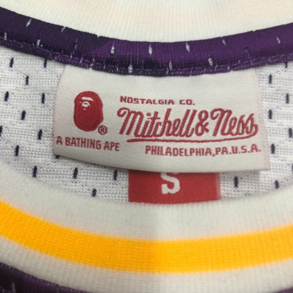 f64feefc Camiseta Regata NBA Los Angeles Lakers BAPE Mitchell & Ness Roxo 1993 - Imagem 7