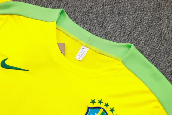 oineignknegnu Conjunto Camisa e Calção Treino Brasil Torcedor 2025 Amarelo Nike - Imagem 3