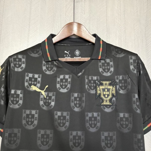 Camisa Seleção Portugal - Edição Especial - Pantera Negra - Eusébio - Versão Torcedor - Copa do Mundo 2026 Preta Puma - Imagem 2
