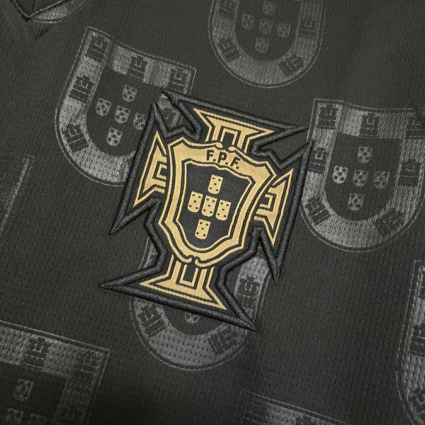 Camisa Seleção Portugal - Edição Especial - Pantera Negra - Eusébio - Versão Torcedor - Copa do Mundo 2026 Preta Puma - Imagem 3