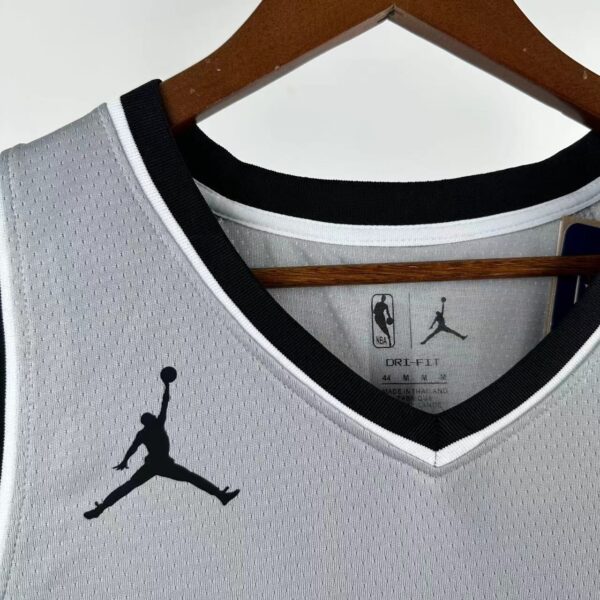 Camiseta Regata Basquete NBA San Antonio Spurs Statemant Edition 2025/26 Cinza Jordan - Imagem 2