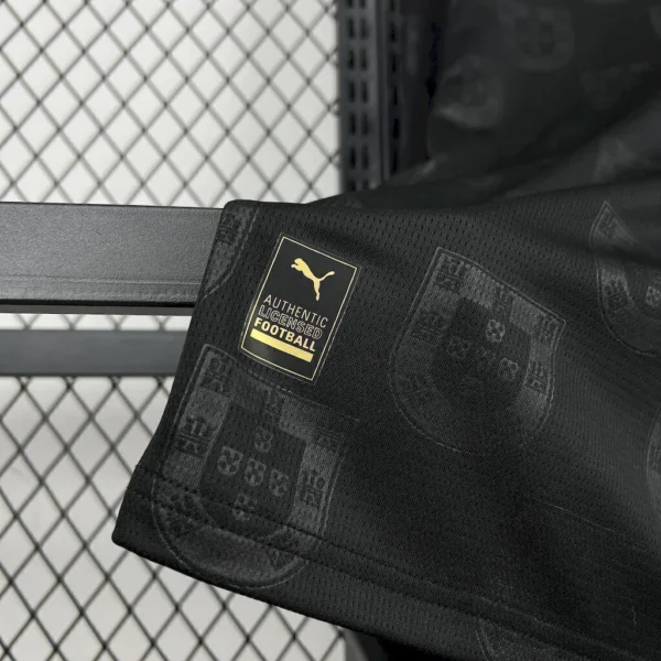 Camisa Seleção Portugal - Edição Especial - Pantera Negra - Eusébio - Manga Longa - Versão Torcedor - Copa do Mundo 2026 Preta Puma - Imagem 3