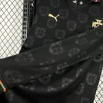 Camisa Seleção Portugal - Edição Especial - Pantera Negra - Eusébio - Manga Longa - Versão Torcedor - Copa do Mundo 2026 Preta Puma - Imagem 2