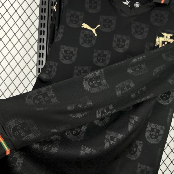 Camisa Seleção Portugal - Edição Especial - Pantera Negra - Eusébio - Manga Longa - Versão Torcedor - Copa do Mundo 2026 Preta Puma - Imagem 2