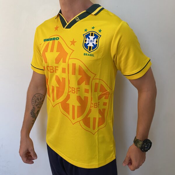 Camisa Retrô Clássica Seleção Brasileira Brasil – Versão Torcedor Umbro – Amarela – 1994 - Imagem 4