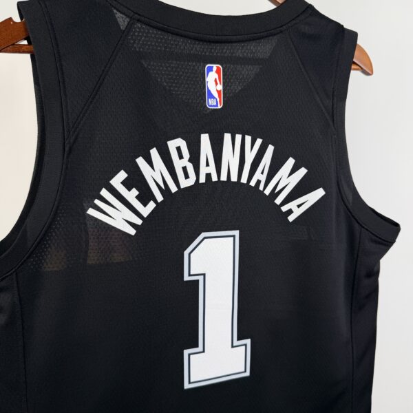 Camiseta Regata Basquete NBA San Antonio Spurs City Edition 2025/26 Preta Nike - Imagem 7