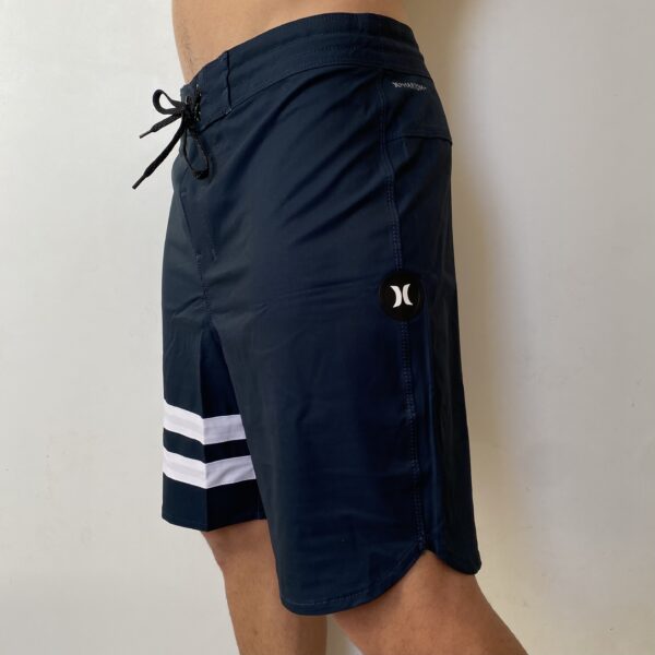 Bermuda Hurley Azul Petrólio com Branco 2026 - Imagem 4