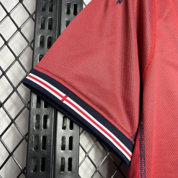 Camisa Retrô Clássica Seleção Inglaterra Away 2002 Vermelha Umbro - Imagem 3