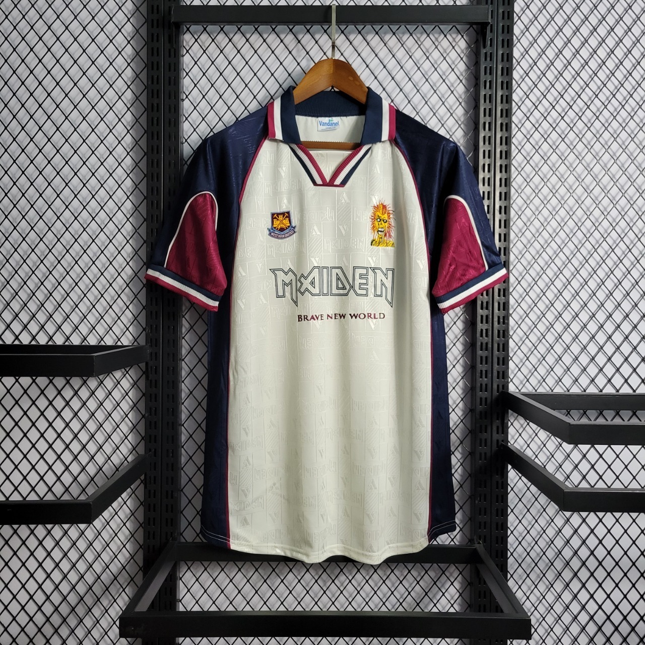 3251266974 Camisa Retrô West Ham United 1999/2001 Iron Maiden - Imagem 1