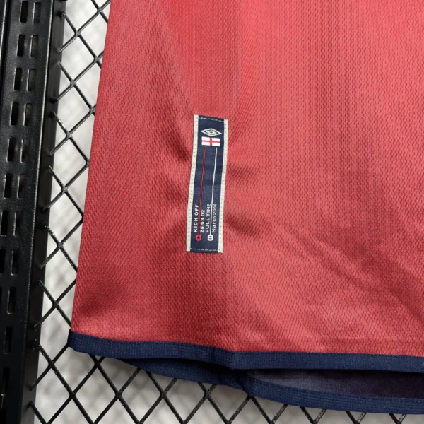 Camisa Retrô Clássica Seleção Inglaterra Away 2002 Vermelha Umbro - Imagem 2