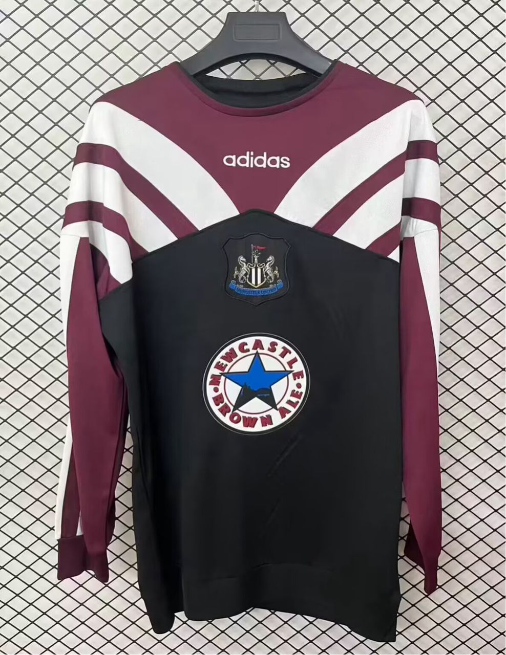 b054e8f3-4fee-441a-abf2-5febbfd90821 Camisa Retrô Newcastle United Casual Manga Longa 1995/1996 Bordô Adidas - Imagem 1