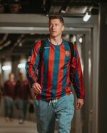 Camisa Retrô Barcelona Home 2005/2006 - Ronaldinho 10 - Manga Longa - Nike - Azul Grená - Imagem 15