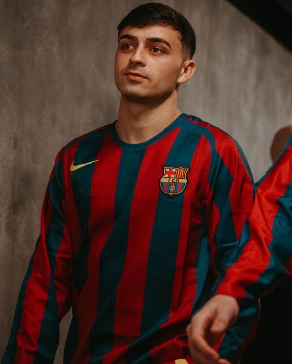 Camisa Retrô Barcelona Home 2005/2006 - Ronaldinho 10 - Manga Longa - Nike - Azul Grená - Imagem 16