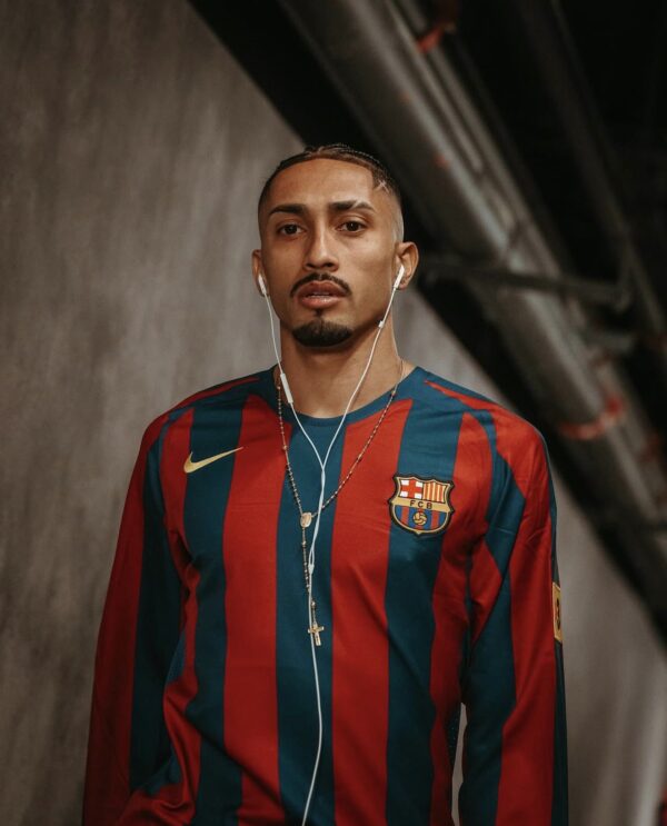 Camisa Retrô Barcelona Home 2005/2006 - Ronaldinho 10 - Manga Longa - Nike - Azul Grená - Imagem 12