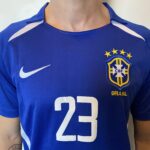 Camisa Retrô Clássica Seleção Brasileira Brasil – Nike Masculina – Versão Torcedor Azul – 2002 - Kaká 23 - Imagem 2