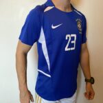 Camisa Retrô Clássica Seleção Brasileira Brasil – Nike Masculina – Versão Torcedor Azul – 2002 - Kaká 23 - Imagem 4