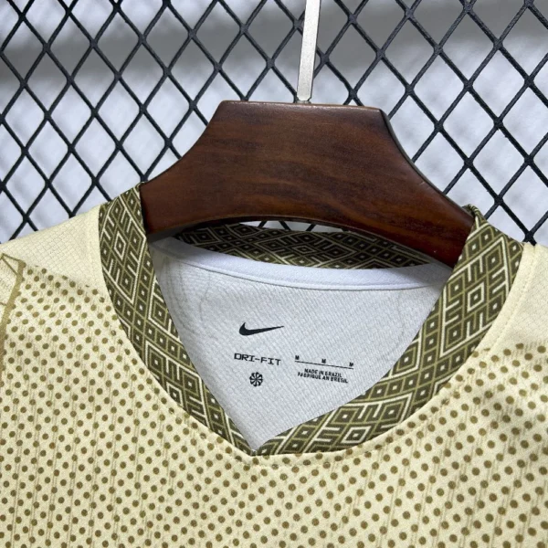 Camisa Brasil Seleção Brasileira Concept Arara Versão Torcedor Dourado 2026 Nike - Imagem 3