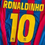 Camisa Retrô Barcelona Home 2005/2006 - Ronaldinho 10 - Manga Longa - Nike - Azul Grená - Imagem 7